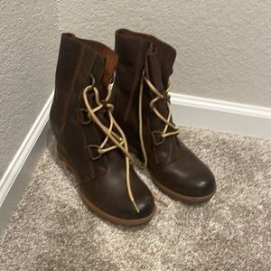 Brown Sorels. Size 9.5.